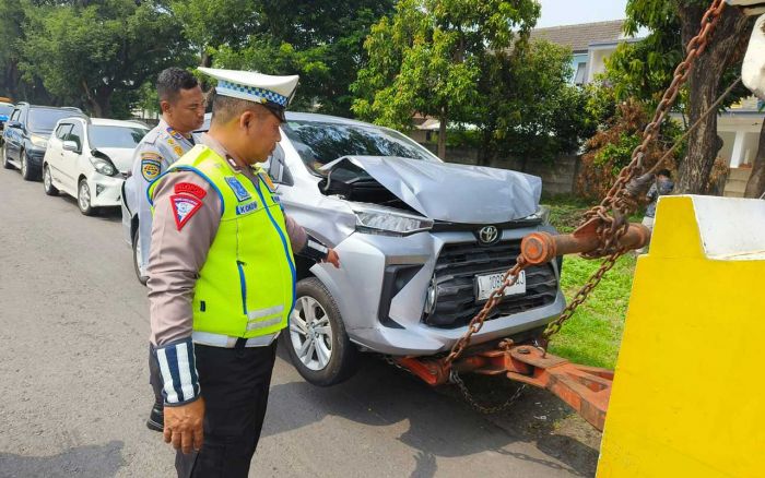 Diduga Kurang Jaga Jarak, 6 Mobil di Tol Sidoarjo-Waru Terlibat Kecelakaan Beruntun