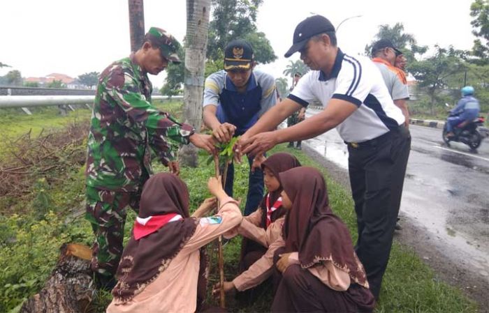 Jaga Kelestarian Alam, Kodim 0812 Lamongan Tanam Pohon Jaga Kelestarian Alam, Kodim 0812 Lamongan Tanam Pohon