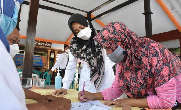 Bupati Mojokerto Pantau Penyerahan Bantuan BST di Kecamatan Gondang