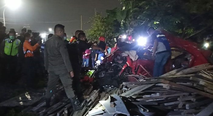 Brio Disambar KA Sancaka di Perlintasan Kebonsari Surabaya, 3 Remaja Tewas