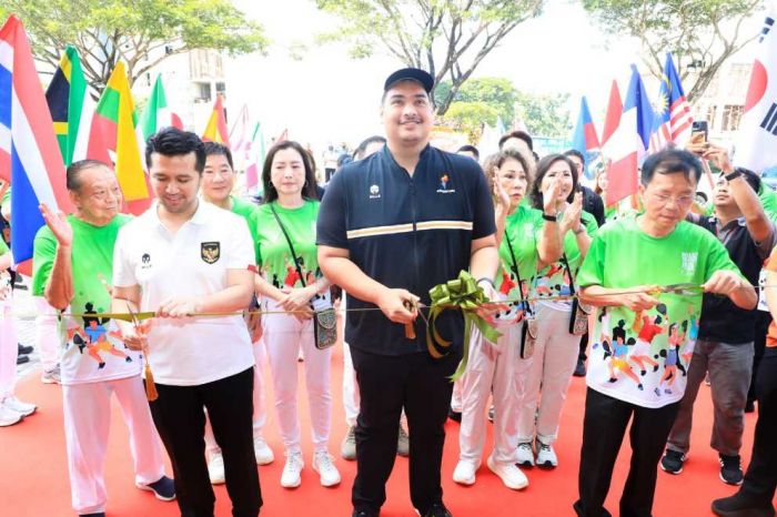 Wagub Emil Dampingi Menpora Resmikan Graha Padel Club Surabaya Wagub Emil Dampingi Menpora Resmikan Graha Padel Club Surabaya