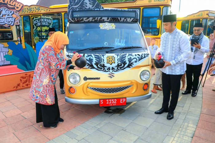 Bersama Bupati Aditya, Gubernur Khofifah Luncurkan Bus Transportasi Pelajar Tuban