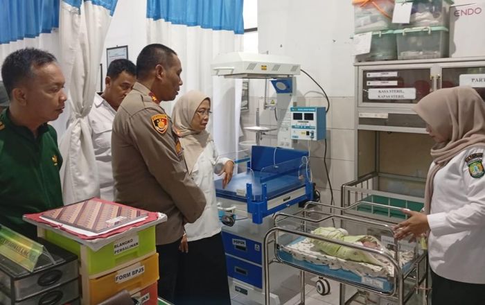 Bayi Baru Lahir Ditemukan di Depan Rumah Warga Bangil, Polisi Buru Pelaku