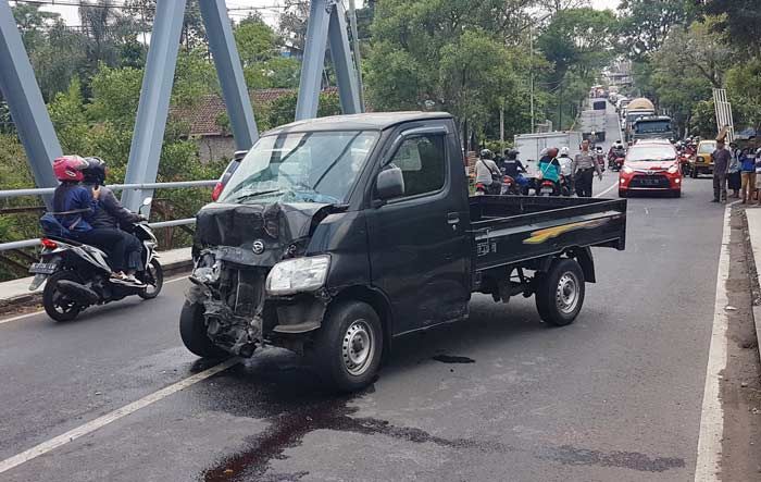 Pick Up Adu Banteng dengan Truk Semen di Jembatan Pendem