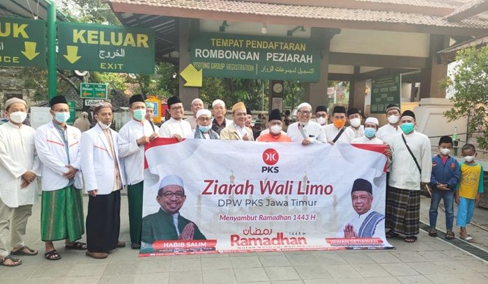 Pengurus PKS Jatim Ziarah Wali Limo, Belajar Semangat Transformasi dan Kolaborasi dari Ulama