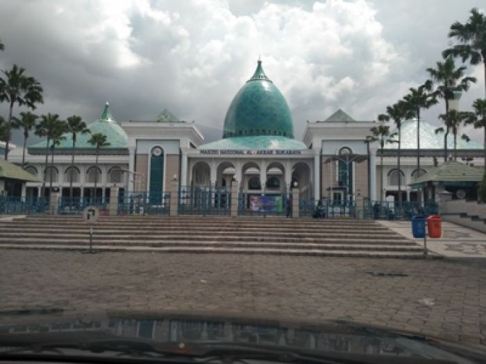 Tutup Sementara untuk Umum, Masjid Al-Akbar Surabaya Gelar Jumatan hanya untuk Internal