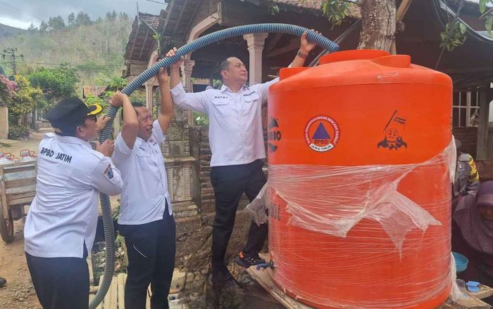 Kalaksa BPBD Jatim Droping Air Bersih dan Tinjau Jembatan Putus di Trenggalek