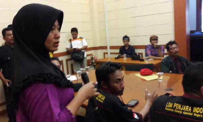 Warga Gresik Korban Debt Collector Demo ke DPRD