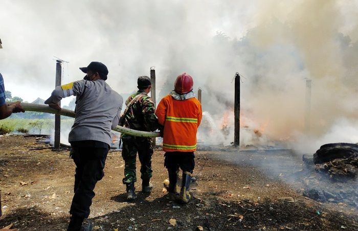 Pegawai Bakar Sampah, Gudang Barang Bekas di Kediri Ikut Terbakar