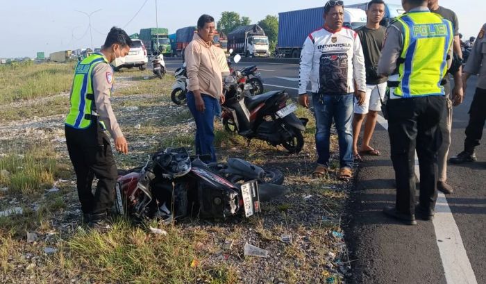 Terobos Lampu Merah, Pemotor Tertabrak Pajero di Simpang JLU Dinoyo Lamongan
