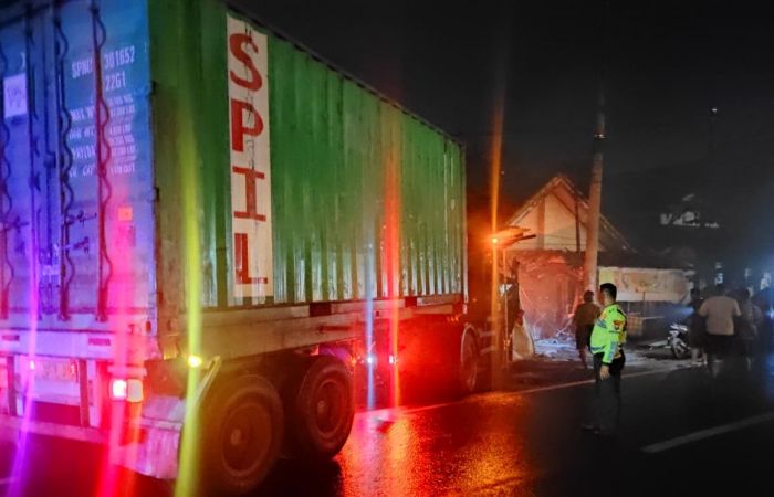 Mendadak Oleng, Truk Hantam Motor Parkir hingga Bangunan di Sukorejo Pasuruan