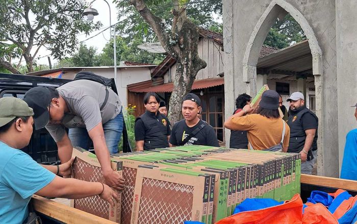 Jatanras Satreskrim Polres Tuban Serahkan Bantuan Keramik untuk Musala Manahijul Huda