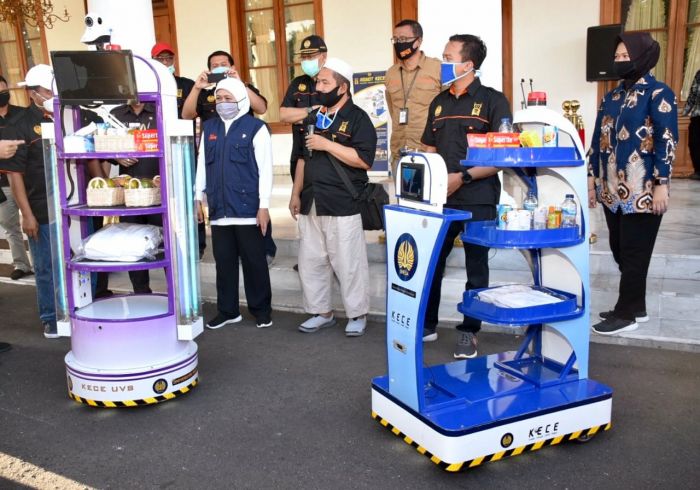 Rektor Unesa Serahkan Dua Robot KECE, Khofifah: Akan Bantu Nakes di RS Darurat Lapangan Indrapura