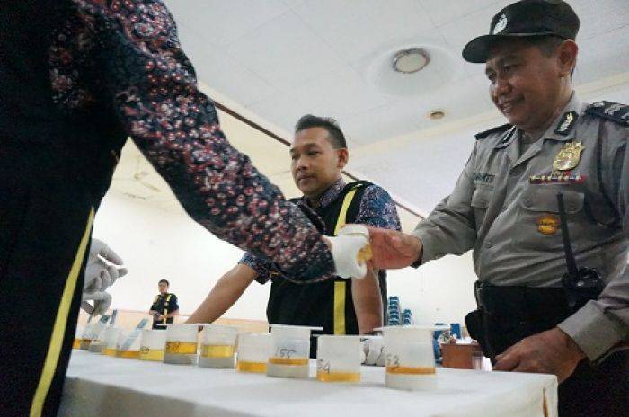 Anggota Polres Jombang Jalani Tes Urine Mendadak