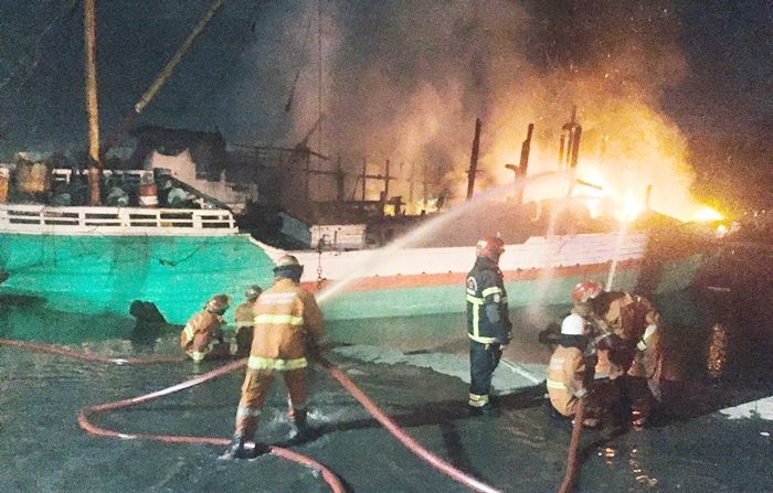 Dua Kapal Kargo Ludes Terbakar di Pelabuhan Kalimas Surabaya, Kerugian Capai Rp800 Juta Lebih