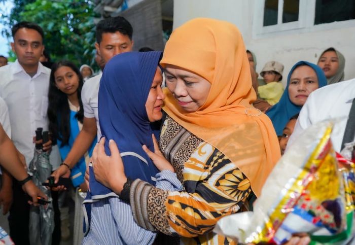 Khofifah Takziyah ke Rumah Duka Daris di Situbondo, Saksi Paslon yang Meninggal Dunia Usai Betugas