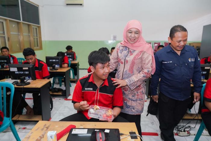 Khofifah Tinjau Pelaksanaan MBG Perdana Jenjang Pendidikan Menengah di Surabaya