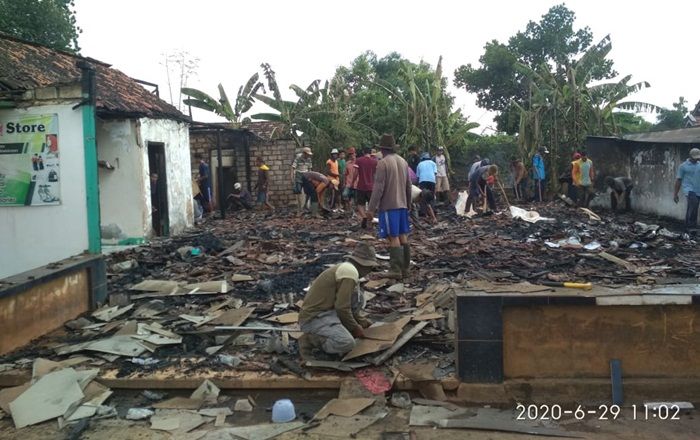 Goreng Kopi, Rumah dan Toko Nenek di Kerek Tuban Habis Terbakar