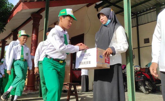 Ratusan Siswa MI Al Falah Kediri Gelar Sholat Ghoib dan Kumpulkan Donasi untuk Gempa Cianjur