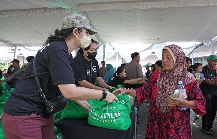 Pemkot Surabaya, Mawar Sharon, dan Polri Salurkan 4.000 Paket Sembako Lewat Christmas Movement