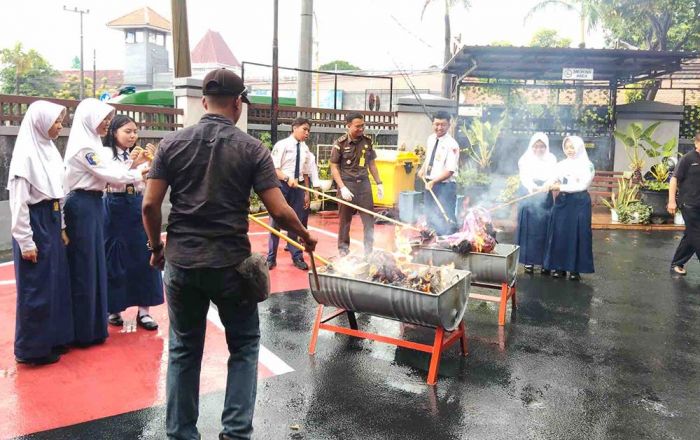 Edukasi Bahaya Narkoba, Kejari Tuban Ajak Pelajar Bakar Barang Bukti Kejahatan
