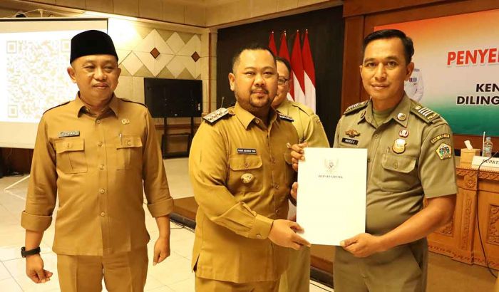 Bupati Gresik Serahkan SK Kenaikan Pangkat untuk 414 PNS Bupati Gresik Serahkan SK Kenaikan Pangkat untuk 414 PNS