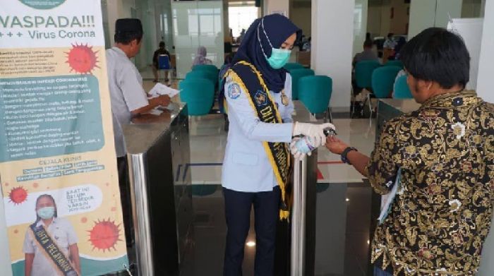 Cegah Penyebaran Covid-19, Kantor Imigrasi Kediri Disemprot Disinfektan