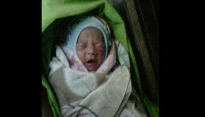 Warga Gubeng Kertajaya Surabaya Digegerkan Penemuan Bayi di atas Warung