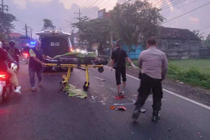 Hendak Salip Kendaraan Lain, Sebuah Truk di Gresik Tabrak Dua Pengendara Sepeda Motor Hingga Tewas