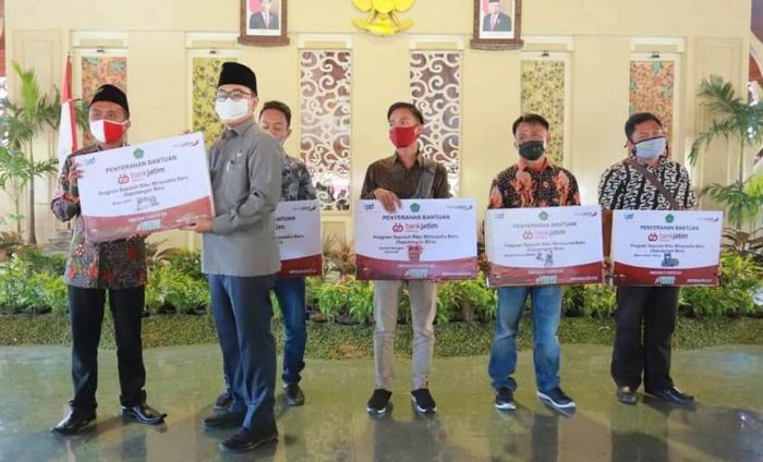 Wujudkan Wirausaha Baru, Bupati Pamekasan Baddrut Tamam Serahkan Bantuan CSR dari Bank Jatim