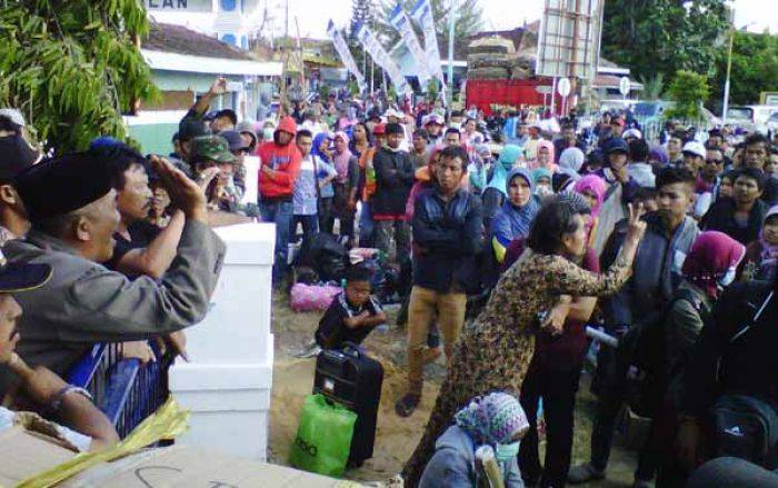 Cuaca Buruk, Penyebrangan Terus Tertunda, Mahasiswa Demo Pemkab Sumenep