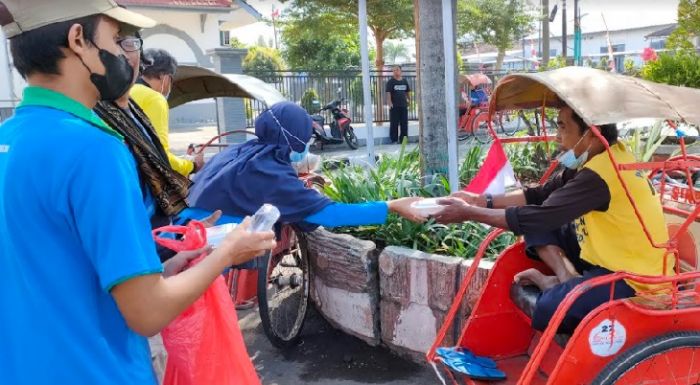 Relawan YPD "Aku Bisa" Bagi-bagi Nasi Bungkus pada Abang Becak dan Dhuafa