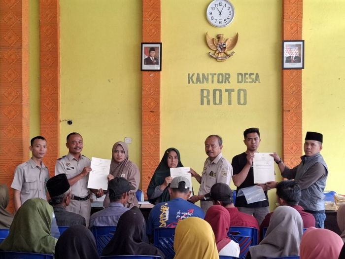 BPN Kabupaten Probolinggo Serahkan Sertifikat PTSL ke 300 Warga Desa Roto BPN Kabupaten Probolinggo Serahkan Sertifikat PTSL ke 300 Warga Desa Roto