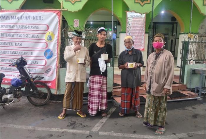 ​Pandemi Covid-19, Anggota DPRD Probolinggo F-Golkar Bantu Karyawan yang di-PHK dengan Ayam Kalap