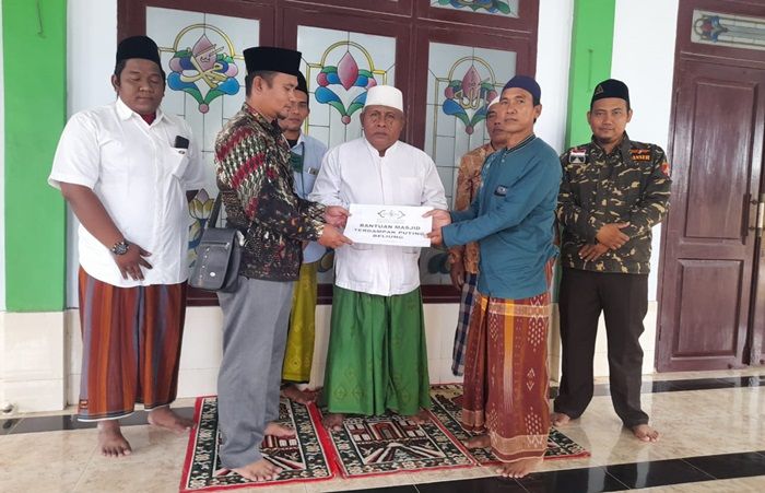 NU Care LAZISNU Sumenep Salurkan Bantuan Perbaikan Masjid Khairul Jannah