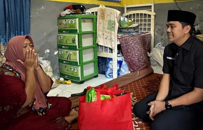 Tangis Haru Warnai Kunjungan Zaini ke Rumah Istri Almarhum Ketua PAC PDIP di Pohjentrek