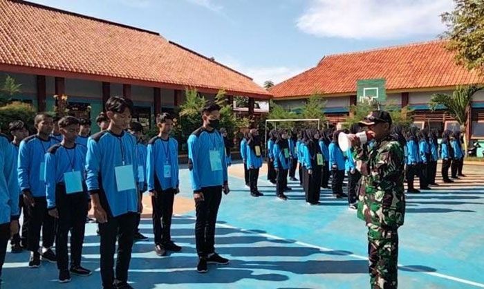 Siswa-siswi di SMKN 1 Tlanakan dapat Pelatihan PBB saat MPLS