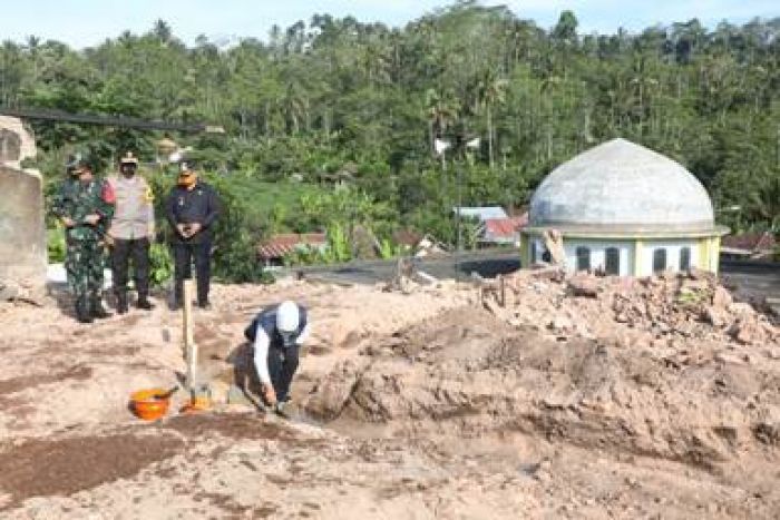 Gubernur Khofifah Letakkan Batu Pertama Pembangunan Rumah Korban Gempa di Jogomulyan 
