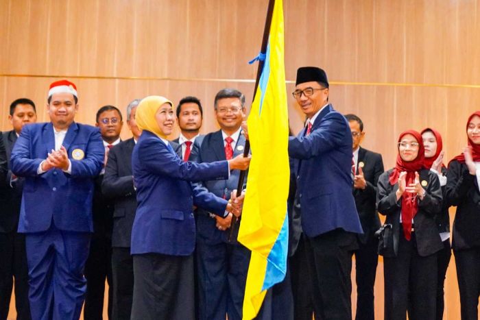 Khofifah Lantik Pengurus Ika FH Unair, Ajak Alumni Buka Akses Magang dan Jejaring bagi Mahasiswa