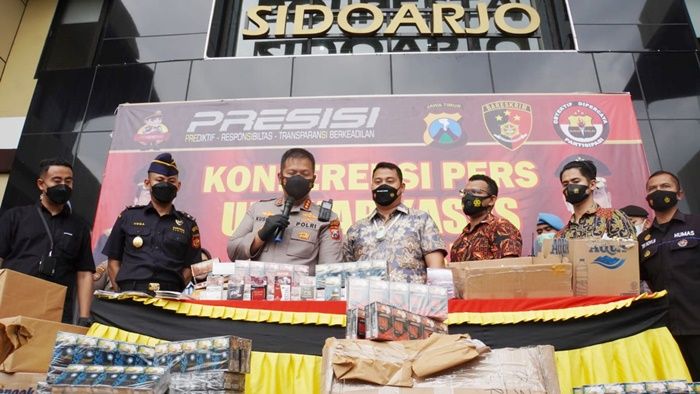 Polisi Ungkap Rumah Pengepakan Rokok Tanpa Pita Cukai Bernilai Ratusan Juta Rupiah di Sidoarjo
