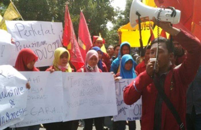 Jokowi Datang, Mahasiswa Lamongan Tutup Jalan