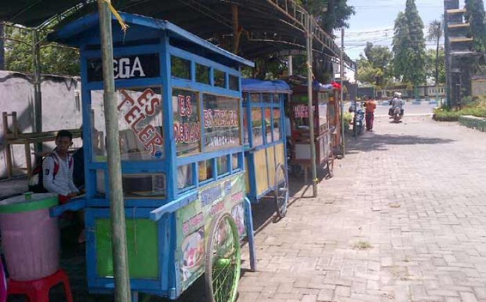 Ancam Kembali Jualan di Trotoar, PKL GOR Tagih Janji Pemkab Sampang Ancam Kembali Jualan di Trotoar, PKL GOR Tagih Janji Pemkab Sampang