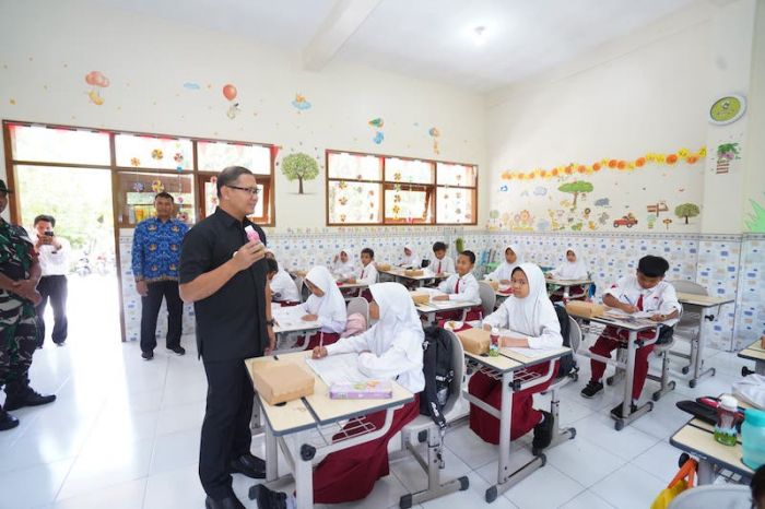 Pj Aries Keliling Sekolah di Kota Batu, Pantau Uji Coba Makan Siang Bergizi Gratis