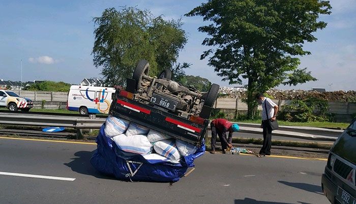 Hilang Kendali dan Tabrak Pembatas Jalan, Pikap Terguling di Tol Sidoarjo