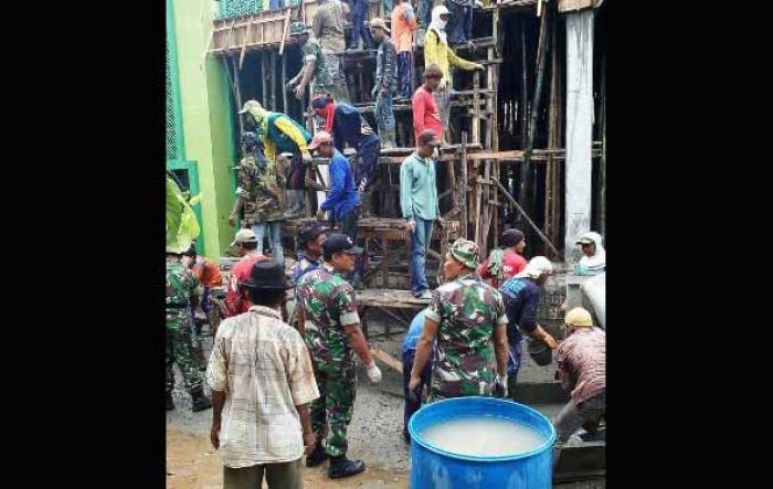 Anggota Koramil Solokuro Karya Bakti Rehab Masjid Bareng Warga