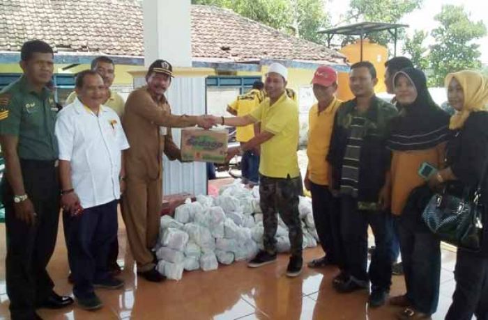 DPD Golkar Gresik Beri Bantuan Korban Banjir Luapan Kali Lamong