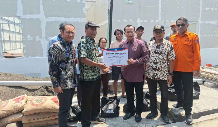 BPBD dan DPRD Jatim Serahkan Bantuan untuk Korban Kebakaran di Jemursari BPBD dan DPRD Jatim Serahkan Bantuan untuk Korban Kebakaran di Jemursari