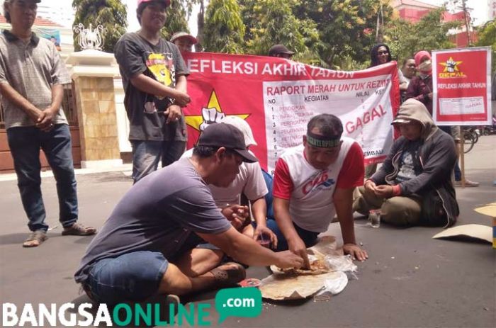 Awali Tahun 2019, DPRD Gresik Didemo Gepal Sambil Bawa Rapor Merah Pemkab