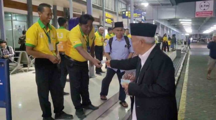 Mau ke Cirebon, Kiai Asep Bagi-Bagi Uang di Stasiun Pasar Turi Surabaya Mau ke Cirebon, Kiai Asep Bagi-Bagi Uang di Stasiun Pasar Turi Surabaya