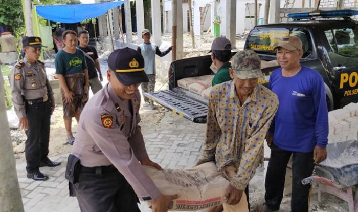 Dekatkan Diri dengan Masyarakat, Polres Bojonegoro Bantu Material Rehab Musala